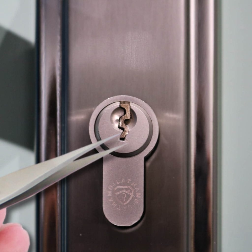 как вытащить сломанный ключ из замка входной двери