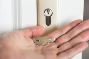 Как достать сломанный ключ из замка? фото