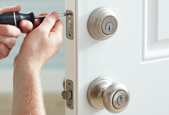 Установка ручки-защелки (кноба) на межкомнатную дверь – инструкция с фото